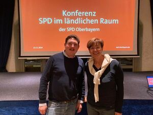 Sissi Schätz mit Sepp Parzinger aus Traunstein (Mitorganisator der Konferenz)